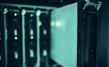 Jak zacząć przygodę z własnym serwerem VPS pod projekty AI i webowe Nowoczesne szafy serwerowe w centrum danych z infrastrukturą pod projekty AI