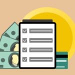 Tablet z listą zadań obok banknotów dolarów i karty kredytowej
