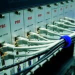 Zbliżenie na kable ethernet podłączone do panelu przełącznika sieciowego