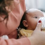 Zastój pokarmu a zapalenie piersi: jak odróżnić objawy i jak bezpiecznie odblokować kanalik mleczny?
