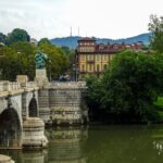 Dlaczego noworodek zasypia przy piersi po 5 minutach i jak go delikatnie wybudzać?