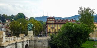 Dlaczego noworodek zasypia przy piersi po 5 minutach i jak go delikatnie wybudzać?