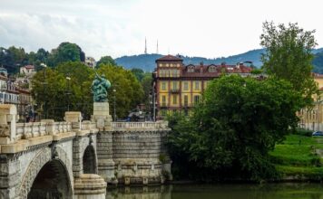 Dlaczego noworodek zasypia przy piersi po 5 minutach i jak go delikatnie wybudzać? Dlaczego noworodek zasypia przy piersi po 5 minutach i jak go delikatnie wybudzać?
