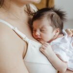 Dlaczego noworodek zasypia przy piersi po 5 minutach i jak go delikatnie wybudzać?