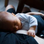 Dlaczego noworodek zasypia przy piersi po 5 minutach i jak go delikatnie wybudzać?